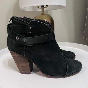 Rag and bone short suede bootie with leather detail. Good condition.